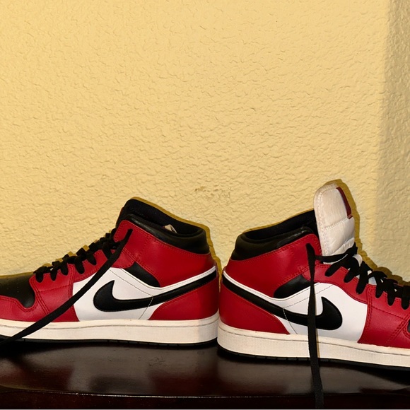 Size 10 Jordan 1 mid Chicago black toe - Picture 2 of 7
